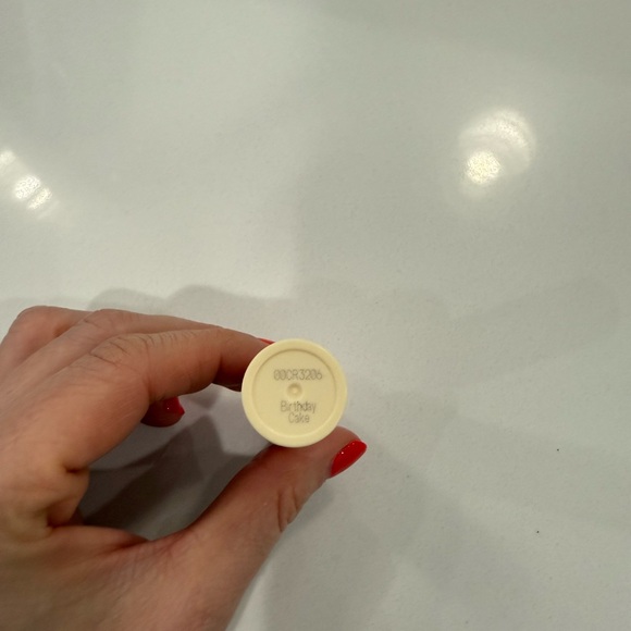 EOS Pink and Cream Lip Balm Vanilla - Picture 3 of 4